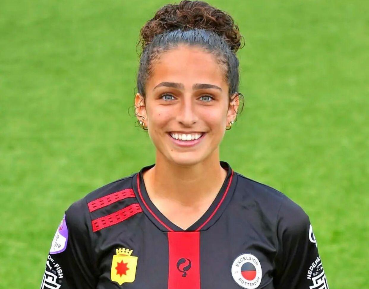 لاعبة نادي سبارتا الهولندي العراقية نور الجواهري