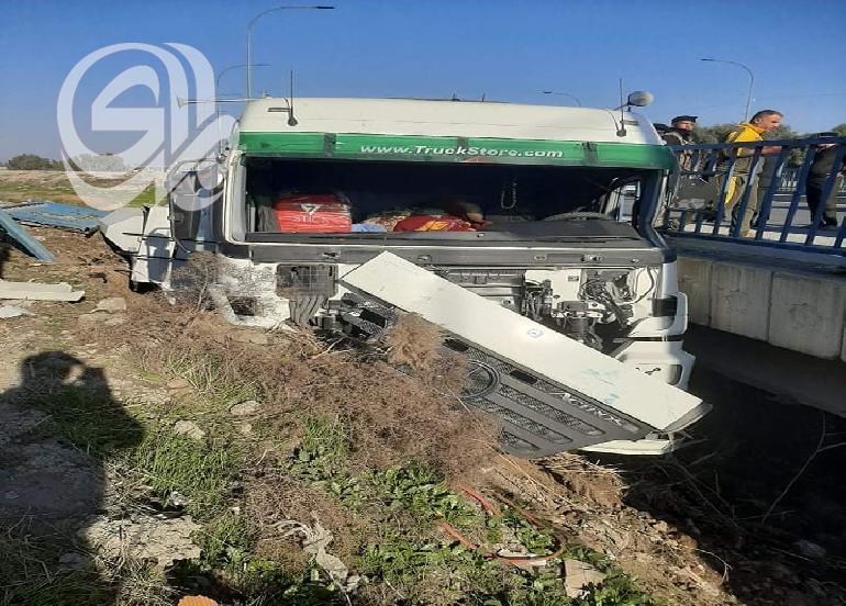 انقاذ سائق صهريح بعد سقوطه من أعلى جسر في نينوى 