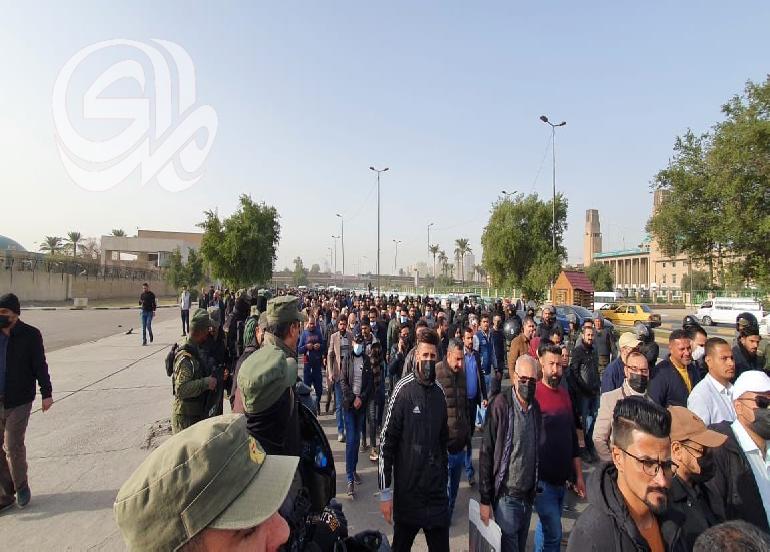 حملة الشهادات العليا يتظاهرون وسط بغداد