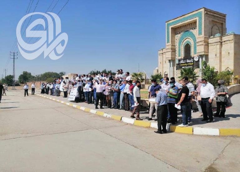 صور: اساتذة جامعة ديالى يتظاهرون بسبب المستحقات المالية