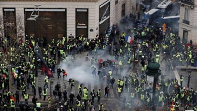 محتجّو باريس يصلون  قوس النصر  ويحرقون سيّارات مدنيّة