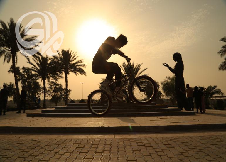 فريق الـ BMX للدراجات الهوائية يستعرض في حدائق أبو نؤاس (صور)