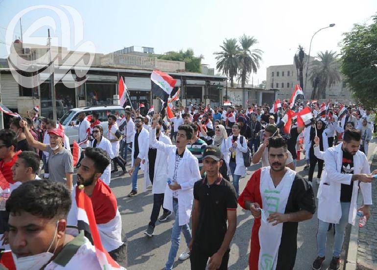 المتظاهرون يعودون إلى جسر الأحرار و9 محافظات تغلق المدارس والدوائر