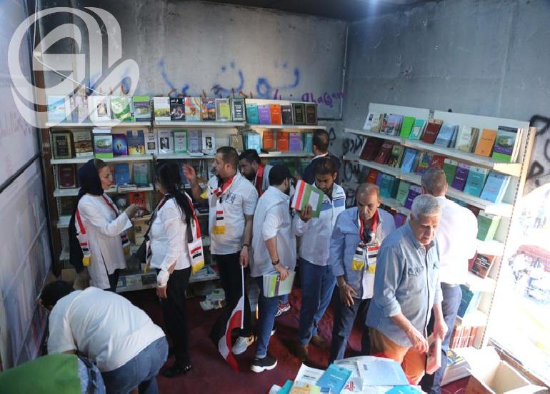 مؤسسة ( المدى ) تتبرع بمكتبة كاملة لمتظاهري شارع الحبوبي