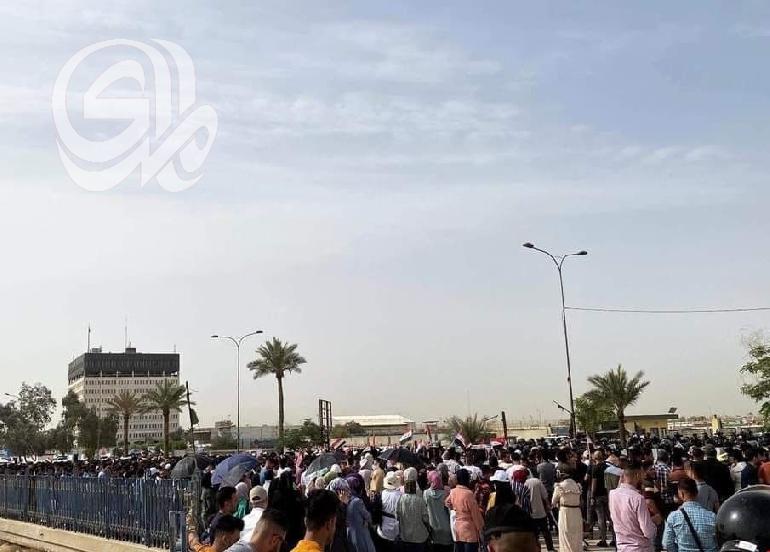 للمطالبة بالتثبيت.. العشرات يتظاهرون أمام مبنى وزارة النفط ببغداد