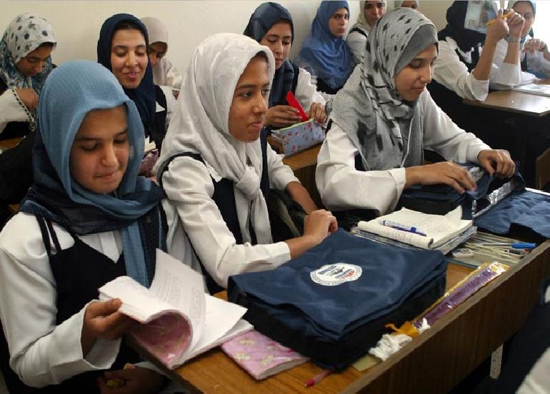 ناشطون وأكاديميون يحذرون من تراجع تعليم الفتيات