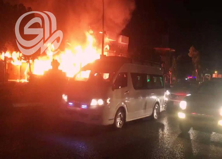 حريق يلتهم مخزنا لشركة سيارات شهيرة في البصرة