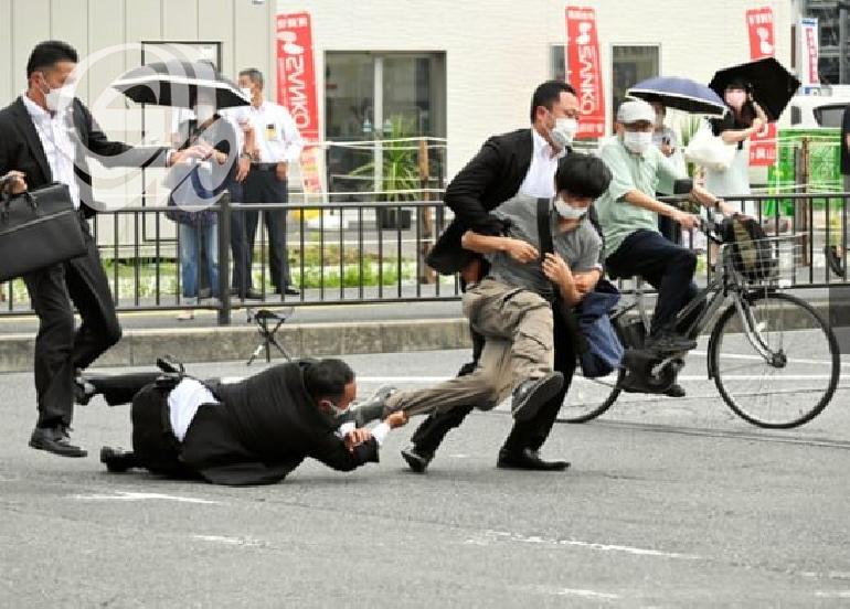 هجوم مسلّح يستهدف رئيس وزراء اليابان السابق