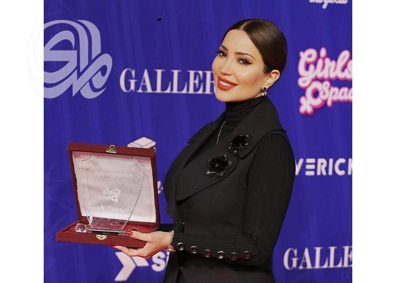 نسرين طافش تحتفل بجائزة أكثر فنانة ملهمة