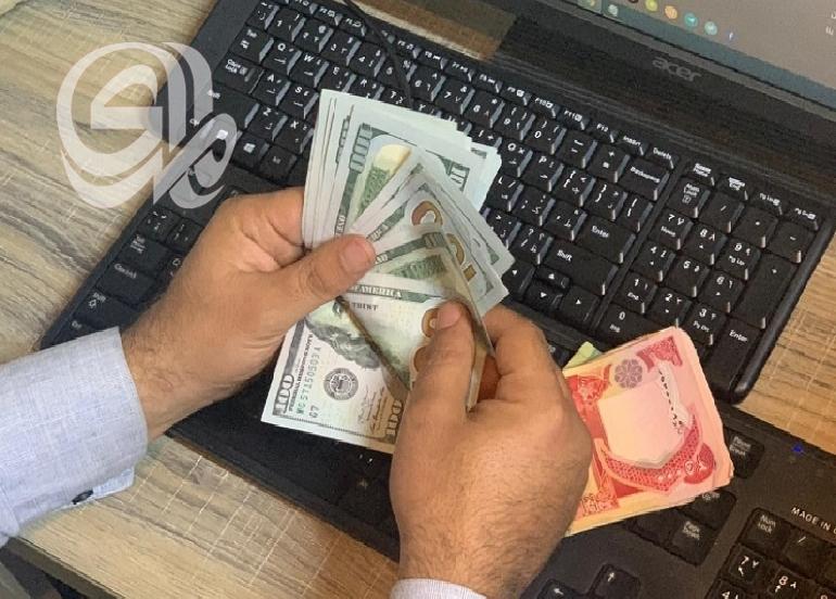 سعر صرف الدولار ينخفض في السوق العراقية