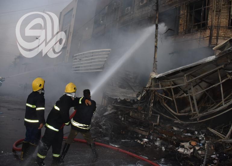 اخماد حريق داخل مقهى في شارع فلسطين شرقي بغداد