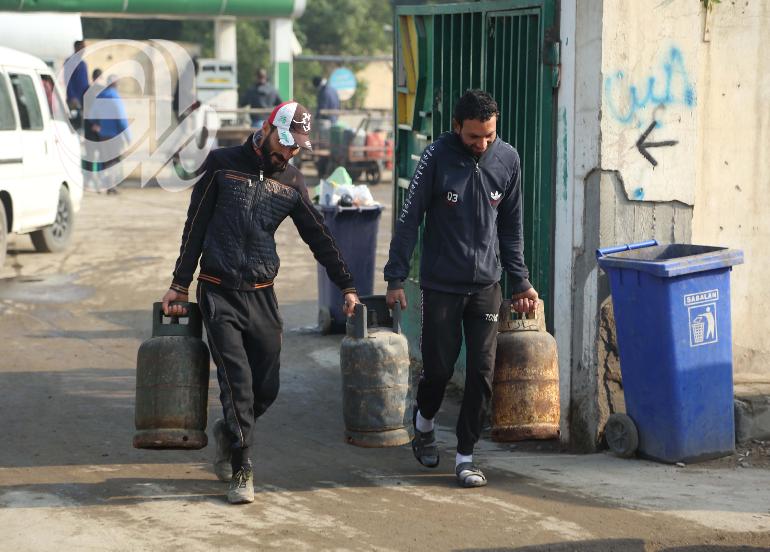اقبال العراقيين على محطات تعبئة الوقود والنفط الابيض مع انخفاض درجات الحرارة. تصوير: محمود رؤوف