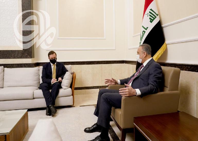 الكاظمي يلتقي السفير البريطاني الجديد لدى العراق