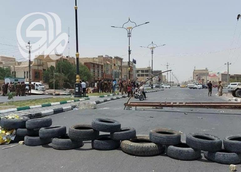 آلاف الخريجين يقطعون الطريق المؤدي لمبنى محافظة ذي قار للمطالبة بالتعيين