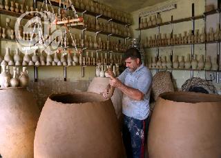 بالصور.. صناعة الخزف مهنة تواجه الاندثار في العراق
