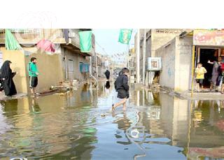 المثنى.. تلكؤ كبير في مشاريع تصريف مياه الأمطار وغرق الأحياء