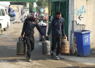 اقبال العراقيين على محطات تعبئة الوقود والنفط الابيض مع انخفاض درجات الحرارة. تصوير: 