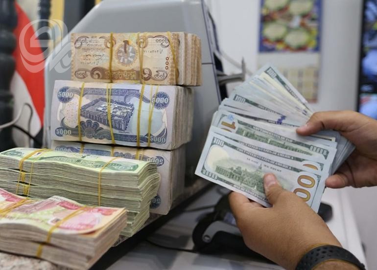 مختص يحدد ثلاثة اسباب لعودة ارتفاع الدولار ويؤكد: الحل بسوق العراق للاوراق المالية