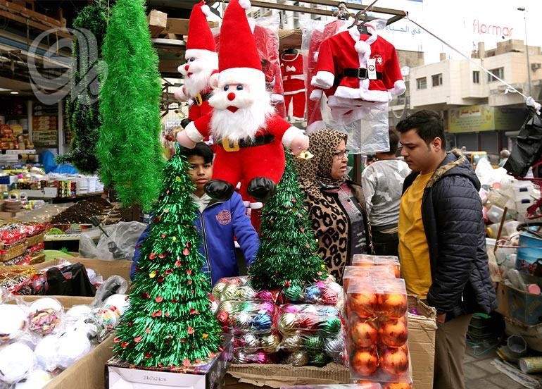 بابا نؤيل يتجول في شوارع بغداد وينتظر الزبائن على الأرصفة