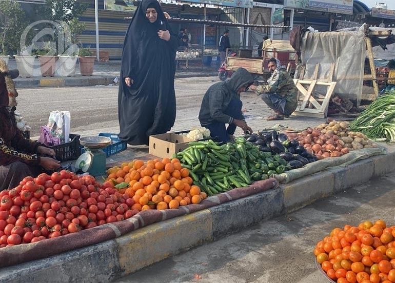 ناشطون: أرصفة أحياء العمارة تتحول إلى «علوة خضار» بسبب الباعة المتجولين