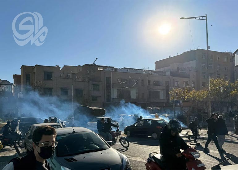 احتجاجات تتوسع في بازار طهران وسط تشديد قيود الإنترنت وتضارب حصيلة الضحايا