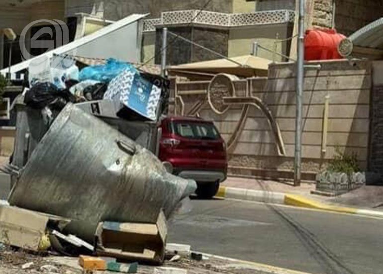 أزمة رواتب عمال بلدية الرمادي تُغرق أحياء المدينة بالنفايات