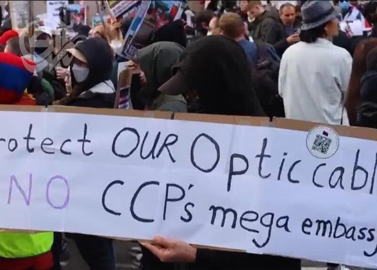 متظاهرون يحتجون ضد 