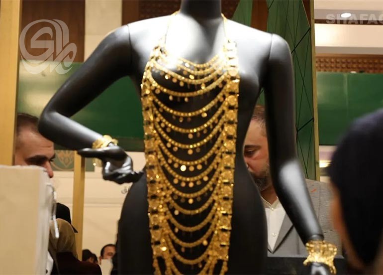 استعراض الثراء في وقت الغلاء.. معرض المجوهرات يثير الجدل!