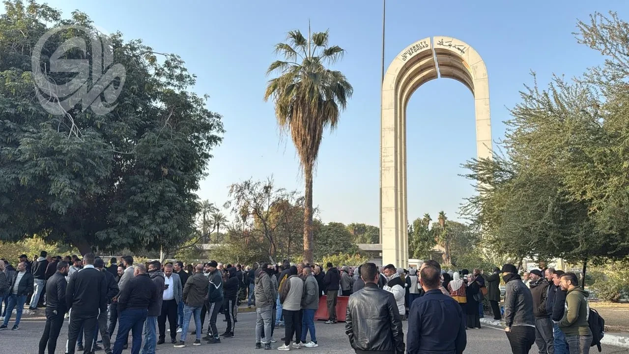 بالصور| كوادر جامعة بغداد تنظم وقفة احتجاجية رفضاً لاستقطاع الخدمة الجامعية