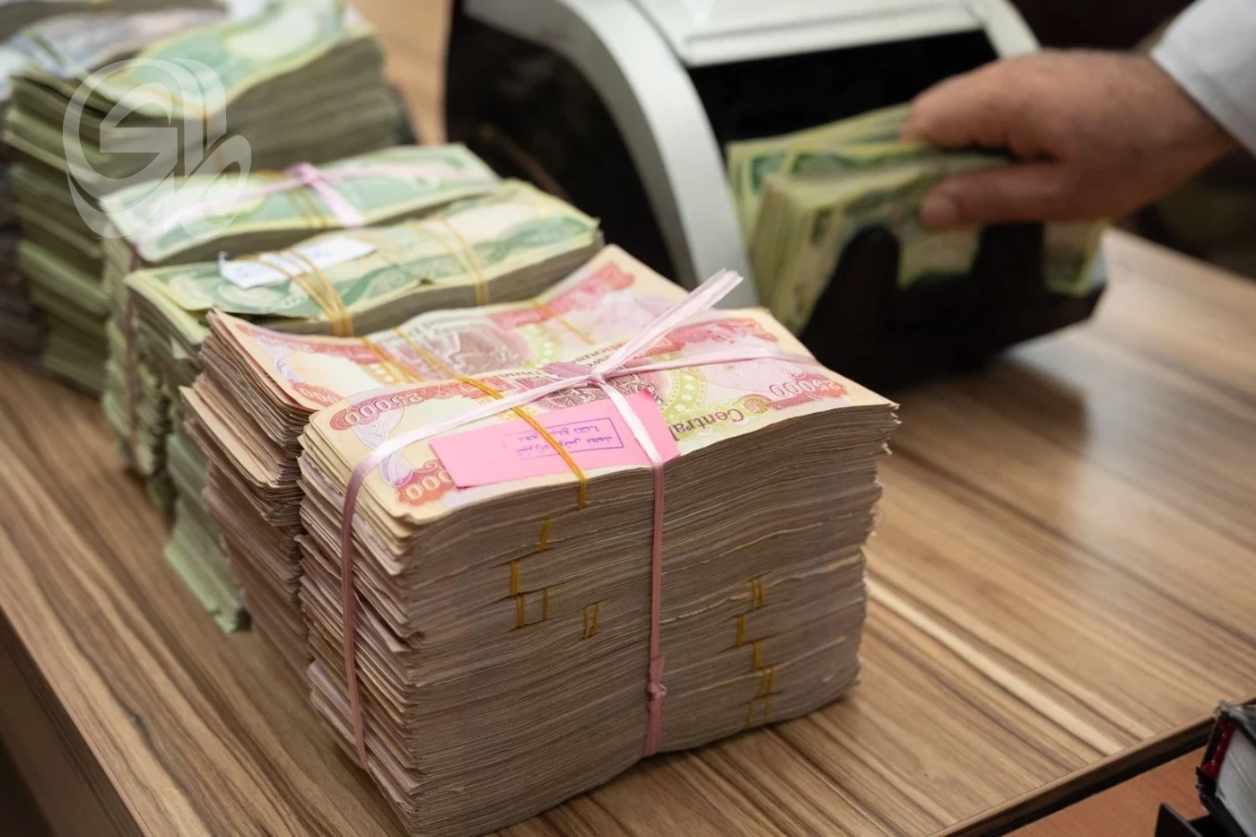 اقتصادي: الرواتب مؤمّنة لكن ستُصرف على وجبات بسبب أزمة السيولة