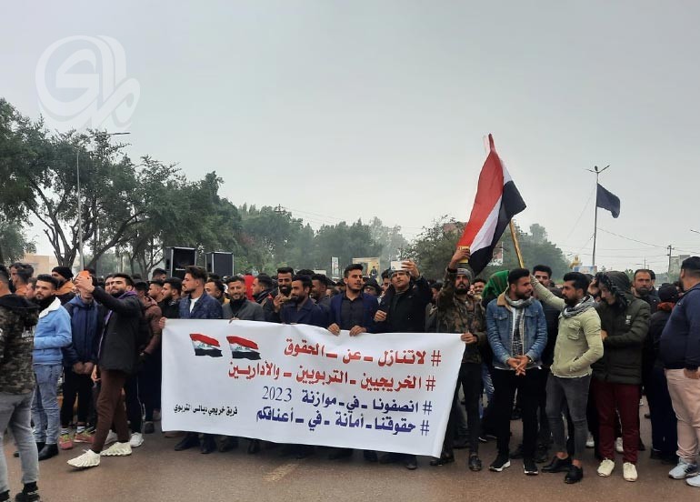الخريجون يحتجون في بغداد وإضرابات عمالية في ديالى